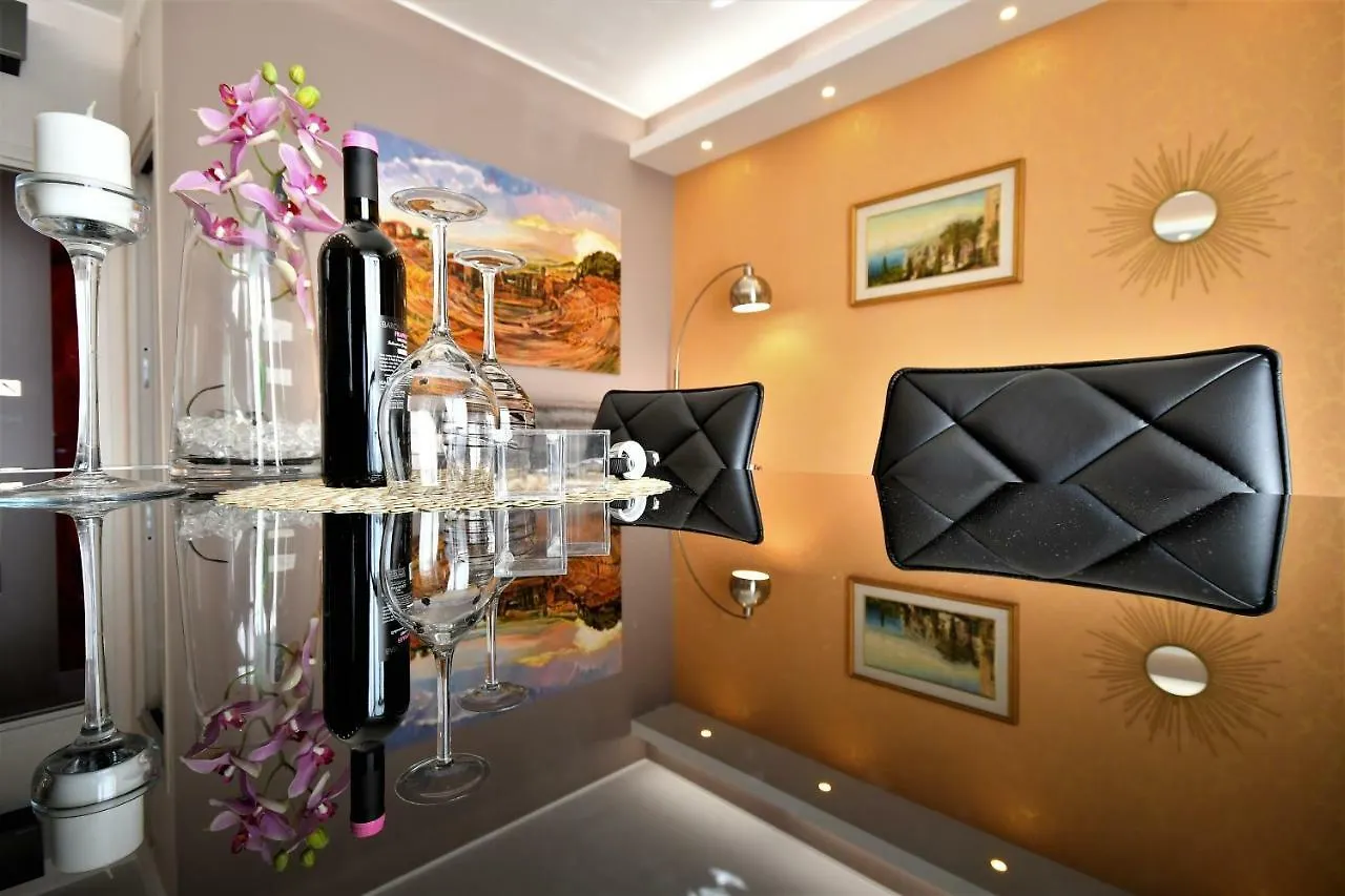 I Due Grifoni Apartments Taormina Italy